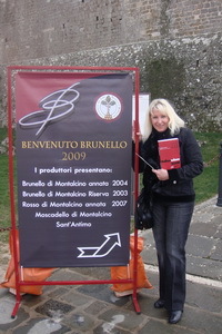 Montalcino%20-%20Lana%20and%20sign%20.jpg